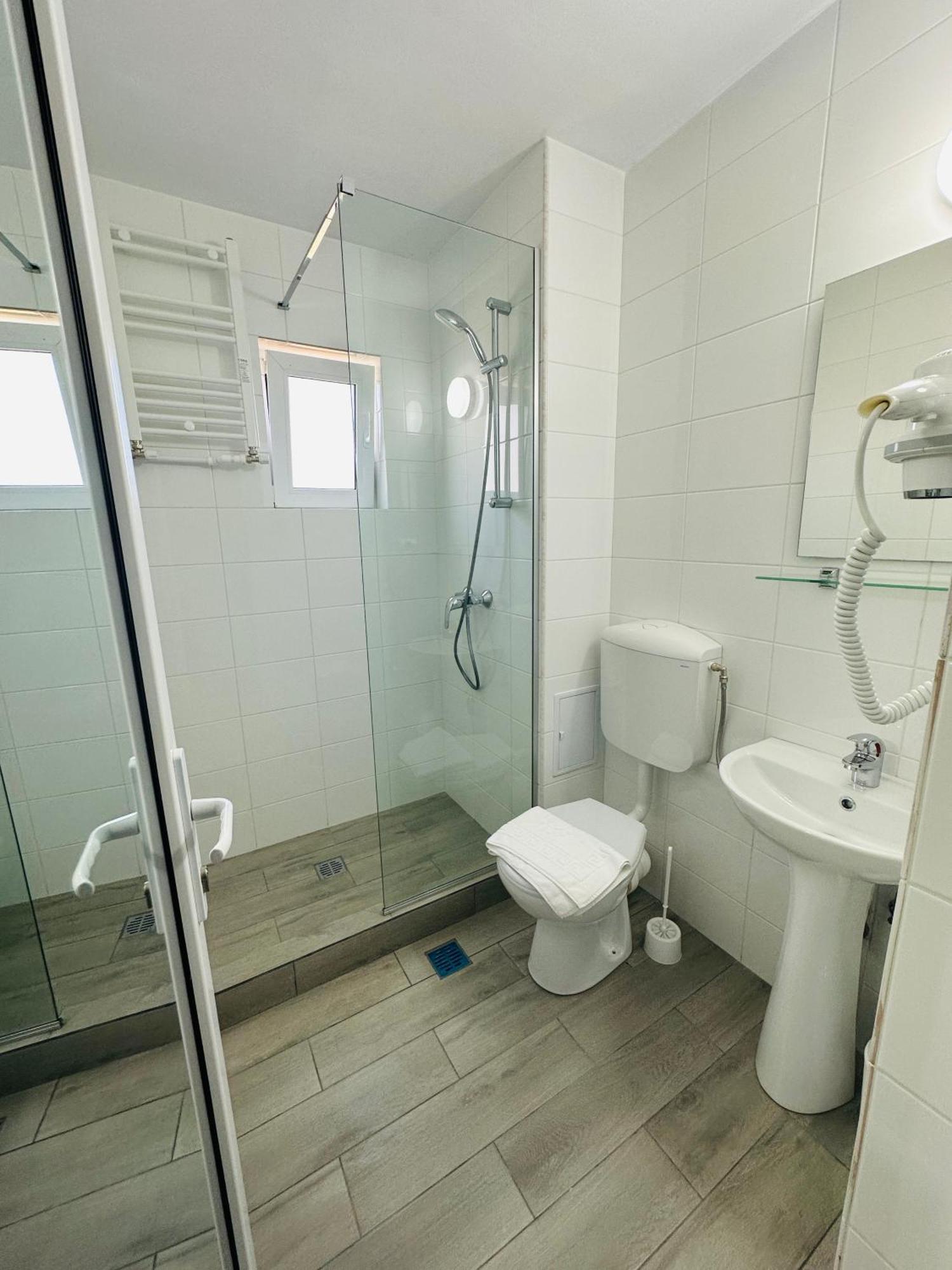 فندق Casa Barina كوستِنيست المظهر الخارجي الصورة